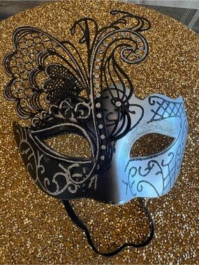 Black and Silver NWT Venetian Masquerade Mask/Filigree. Perfect for Halloween.